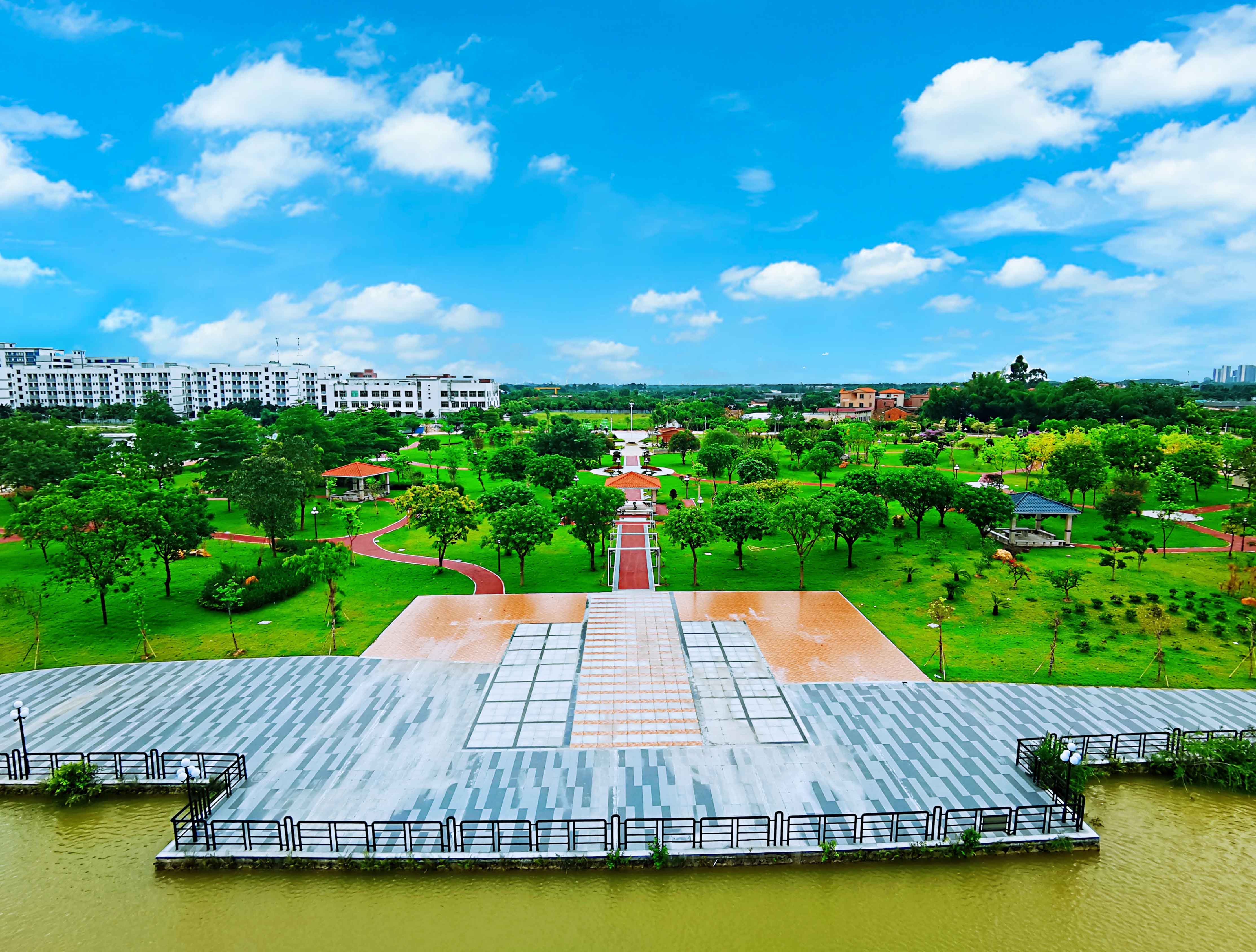 进校园